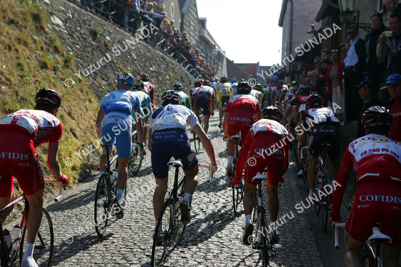 Peloton on pave005p.jpg